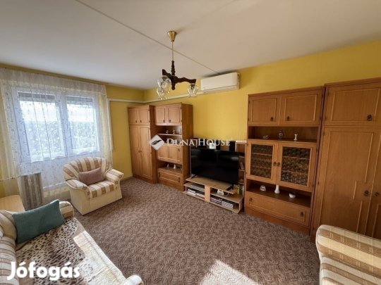 Eladó 40 nm-es lakás Pécs