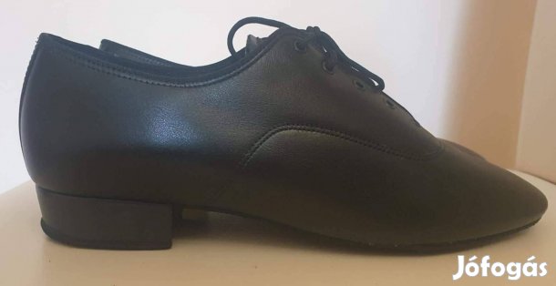Eladó 41-es férfi standard cipő!