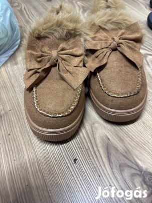 Eladó 41-es női masnis cipő! Olcsón