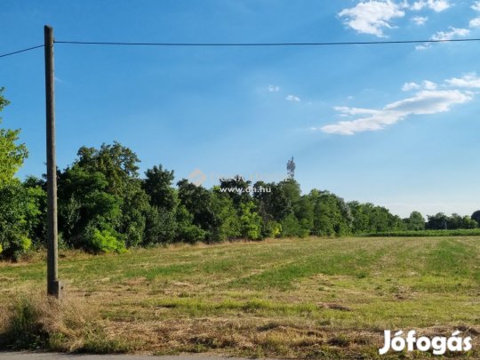 Eladó 4364 nm-es telek Gárdony