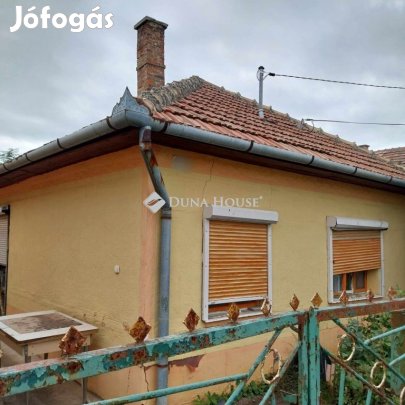 Eladó 43 nm-es ház Törtel