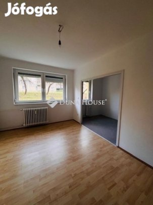 Eladó 43 nm-es lakás Komló