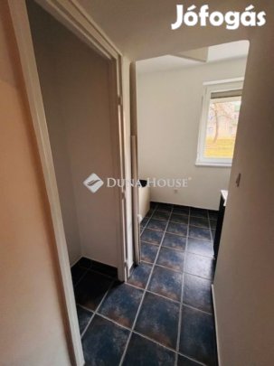 Eladó 43 nm-es lakás Komló
