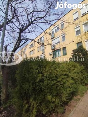 Eladó 43 nm-es tégla lakás Hajmáskér