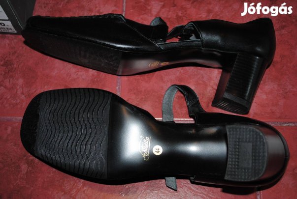 Eladó 44-es női bőr szandál, cipő