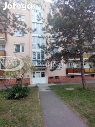 Eladó 44 nm-es tégla lakás Veszprém