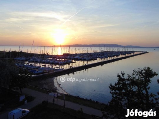 Eladó 45 nm-es lakás Balatonfenyves