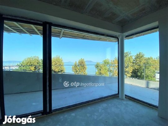 Eladó 45 nm-es lakás Balatonfenyves