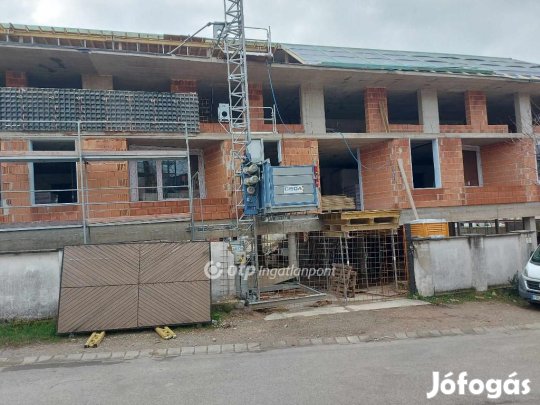 Eladó 45 nm-es lakás Pécs