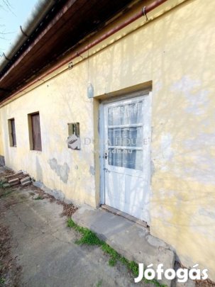 Eladó 45 nm-es lakás Szob