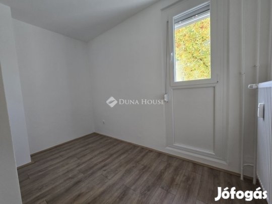Eladó 47 nm-es lakás Pécs
