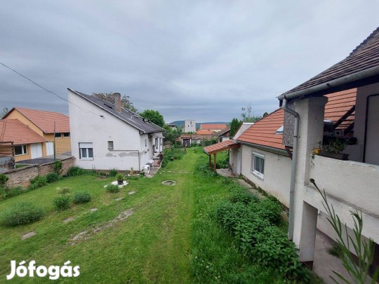 Eladó 4 külön lakásos családi ház Dorog központi részén