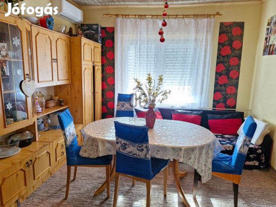 Eladó 4 szobás, tégla, családi ház Abonyban
