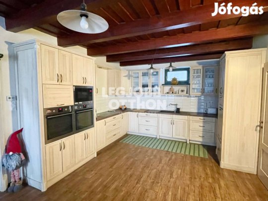 Eladó 4 szobás bajor stílusú családi ház Cegléden a Fürdő közelében