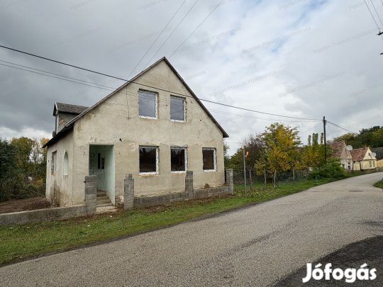 Eladó 4 szobás emeletes ház Jánosháza központhoz közeli részén!