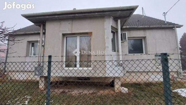 Eladó 4 szobás ház, garázzsal, wellness résszel, Tápiószecső