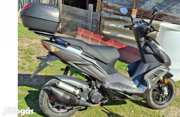 Eladó 50 ccm-es Linea Robogó