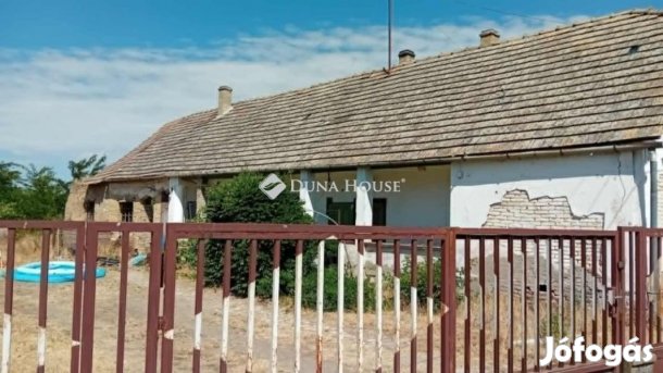 Eladó 50 nm-es ház Pincehely