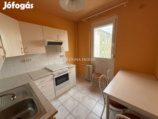 Eladó 50 nm-es lakás Pécs