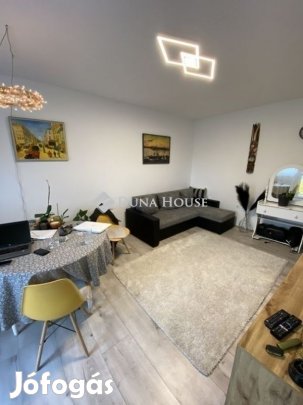 Eladó 50 nm-es lakás Pécs