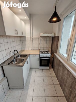 Eladó 52 nm-es Felújított panel lakás Szeged Pentelei sor