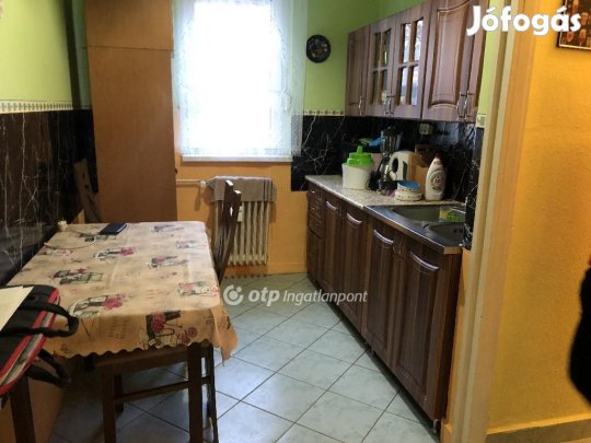 Eladó 54 nm-es lakás Ajka