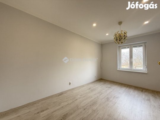 Eladó 54 nm-es lakás Komló