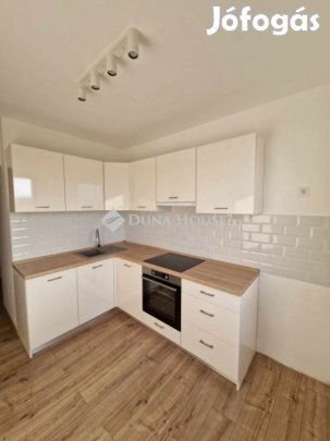 Eladó 54 nm-es lakás Pécs