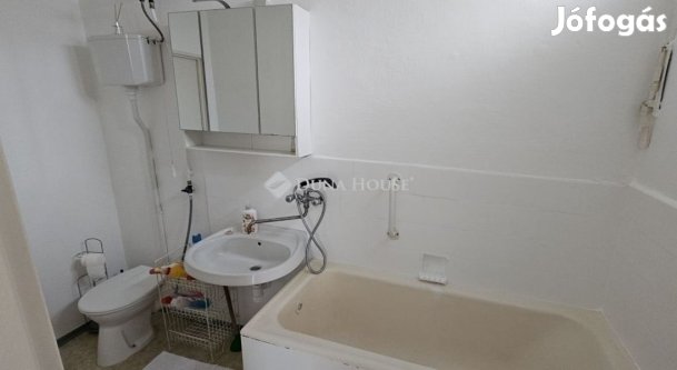 Eladó 54 nm-es lakás Pécs