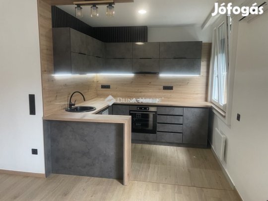 Eladó 54 nm-es lakás Pécs