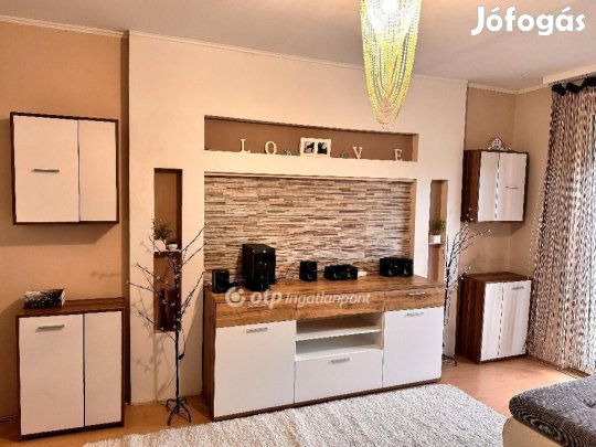 Eladó 54 nm-es lakás Szolnok