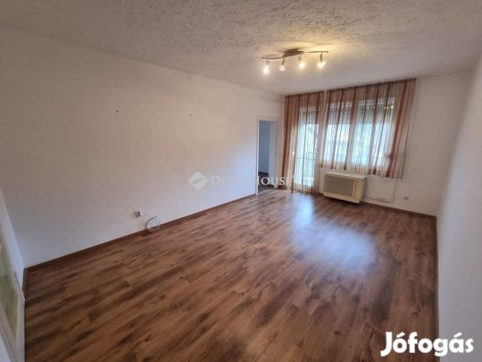 Eladó 54 nm-es lakás Veszprém