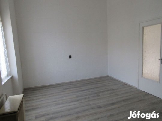 Eladó 55 nm-es Közepes állapotú Házrész Debrecen