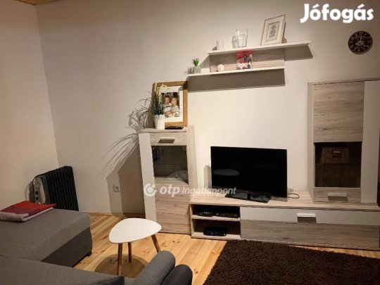 Eladó 55 nm-es lakás Pécs