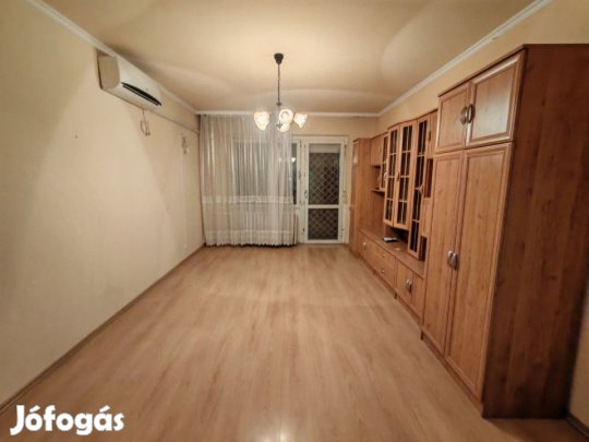 Eladó 55 nm-es panel lakás Szeged Tápai utca