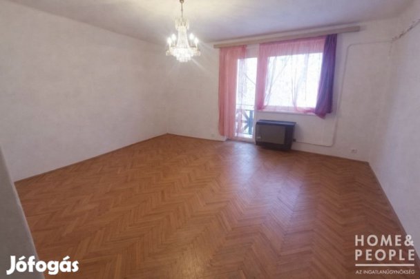 Eladó 55 nm-es tégla lakás Makó