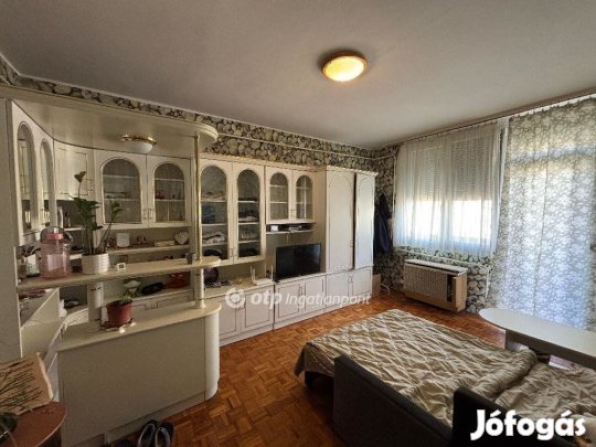 Eladó 56 nm-es lakás Gyula