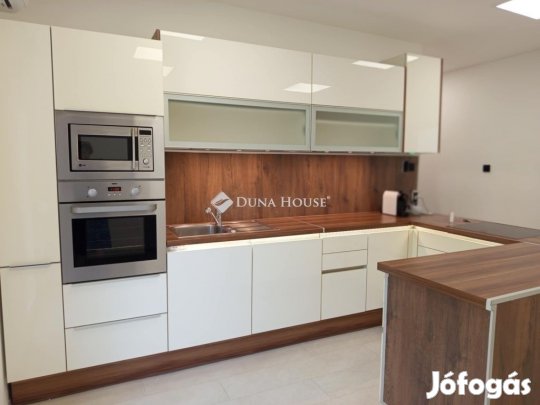 Eladó 56 nm-es lakás Komló