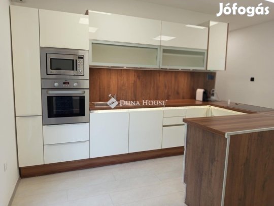 Eladó 56 nm-es lakás Komló
