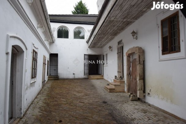 Eladó 590 nm-es ház Szentendre