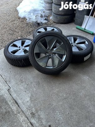 Eladó 5x112 r18 gyári Cupra Born alufelni szett téli gumival!