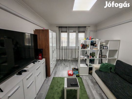 Eladó 60 nm-es Felújított panel lakás Szeged Gyöngyvirág utca