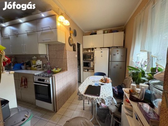 Eladó 60 nm-es Közepes állapotú panel lakás Székesfehérvár