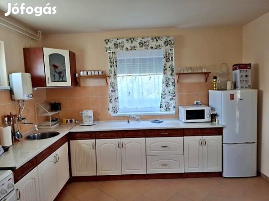 Eladó 60 nm-es Újszerű állapotú Családi ház Gölle