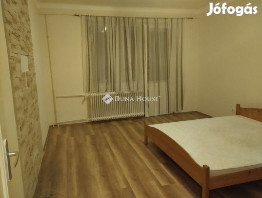 Eladó 60 nm-es lakás Pécs