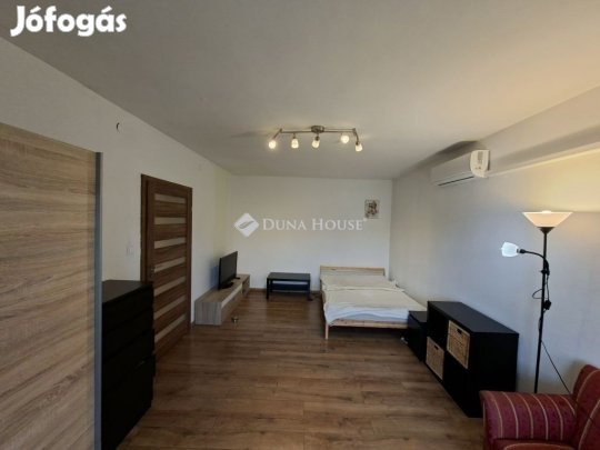Eladó 60 nm-es lakás Szeged
