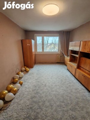 Eladó 60 nm-es panel lakás Szeged