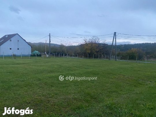 Eladó 619 nm-es telek Magyarnándor