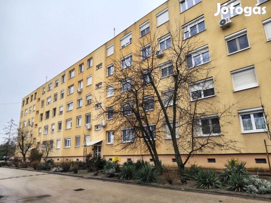 Eladó 61 nm-es lakás Cegléd