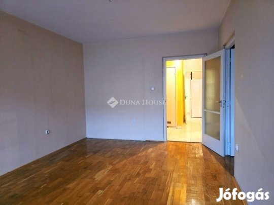 Eladó 63 nm-es lakás Pécs